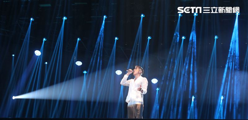 郭富城台北小巨蛋「舞林密碼」演唱會穿透視裝還露點秀胸肌，貨櫃舞台、燈光、勁歌熱舞震撼全場。（記者邱榮吉/攝影）