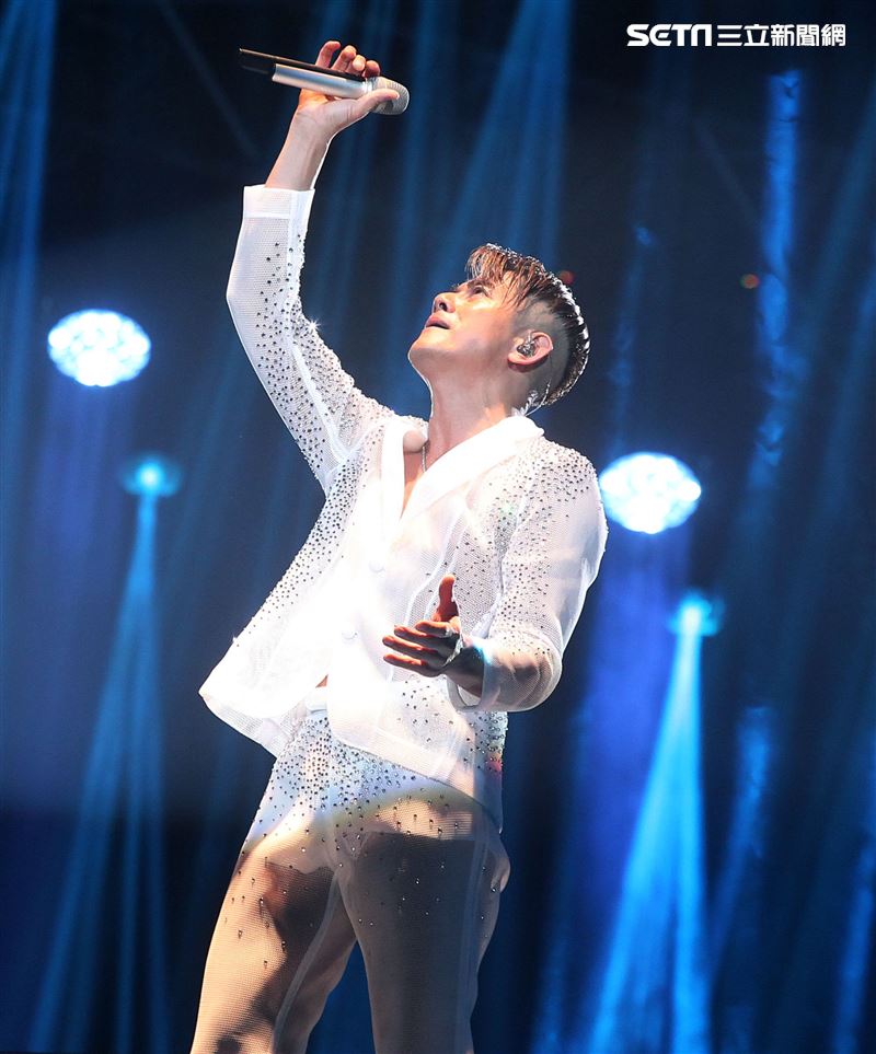 郭富城台北小巨蛋「舞林密碼」演唱會穿透視裝還露點秀胸肌，貨櫃舞台、燈光、勁歌熱舞震撼全場。（記者邱榮吉/攝影）