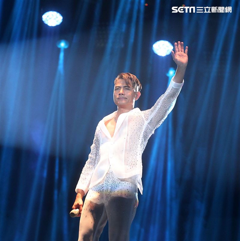 郭富城台北小巨蛋「舞林密碼」演唱會穿透視裝還露點秀胸肌，貨櫃舞台、燈光、勁歌熱舞震撼全場。（記者邱榮吉/攝影）