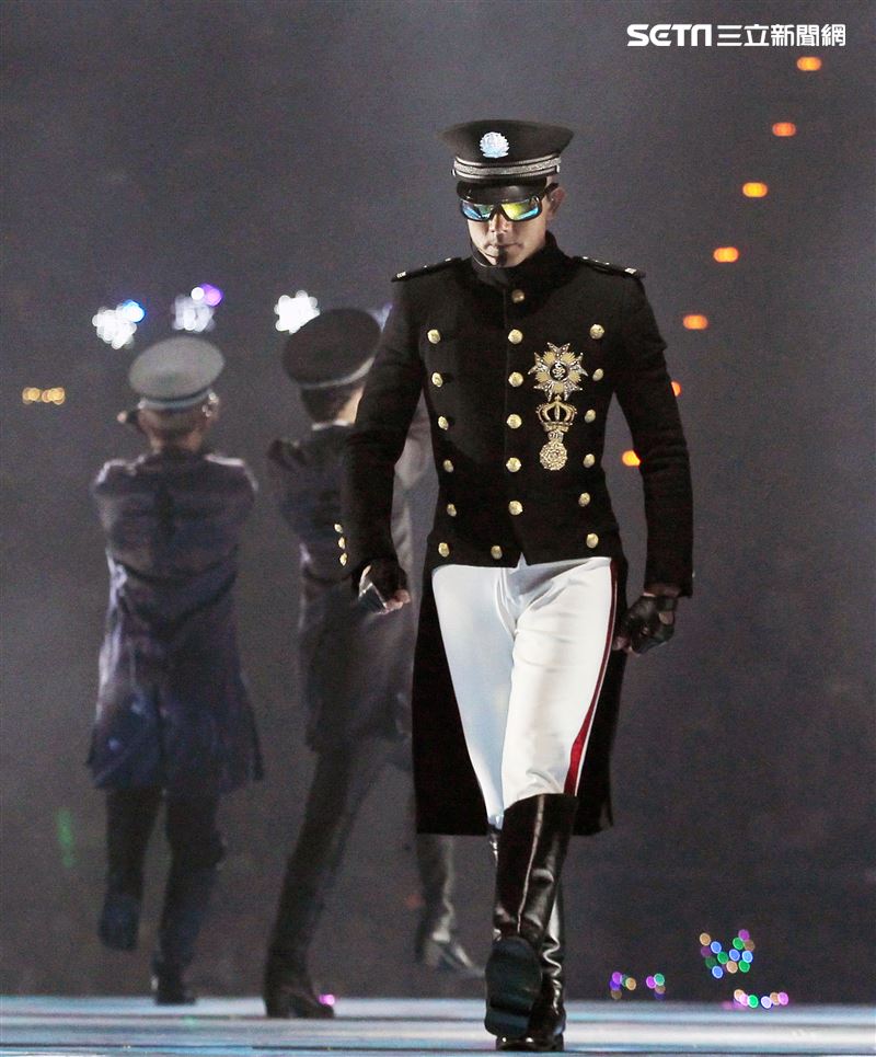 郭富城台北小巨蛋「舞林密碼」演唱會穿透視裝還露點秀胸肌，貨櫃舞台、燈光、勁歌熱舞震撼全場。（記者邱榮吉/攝影）