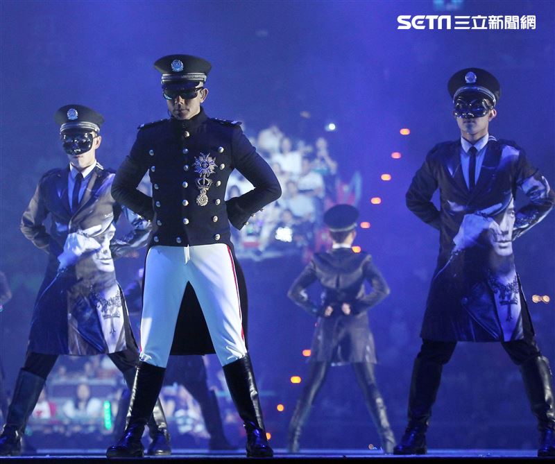 郭富城台北小巨蛋「舞林密碼」演唱會穿透視裝還露點秀胸肌，貨櫃舞台、燈光、勁歌熱舞震撼全場。（記者邱榮吉/攝影）