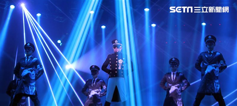 郭富城台北小巨蛋「舞林密碼」演唱會穿透視裝還露點秀胸肌，貨櫃舞台、燈光、勁歌熱舞震撼全場。（記者邱榮吉/攝影）