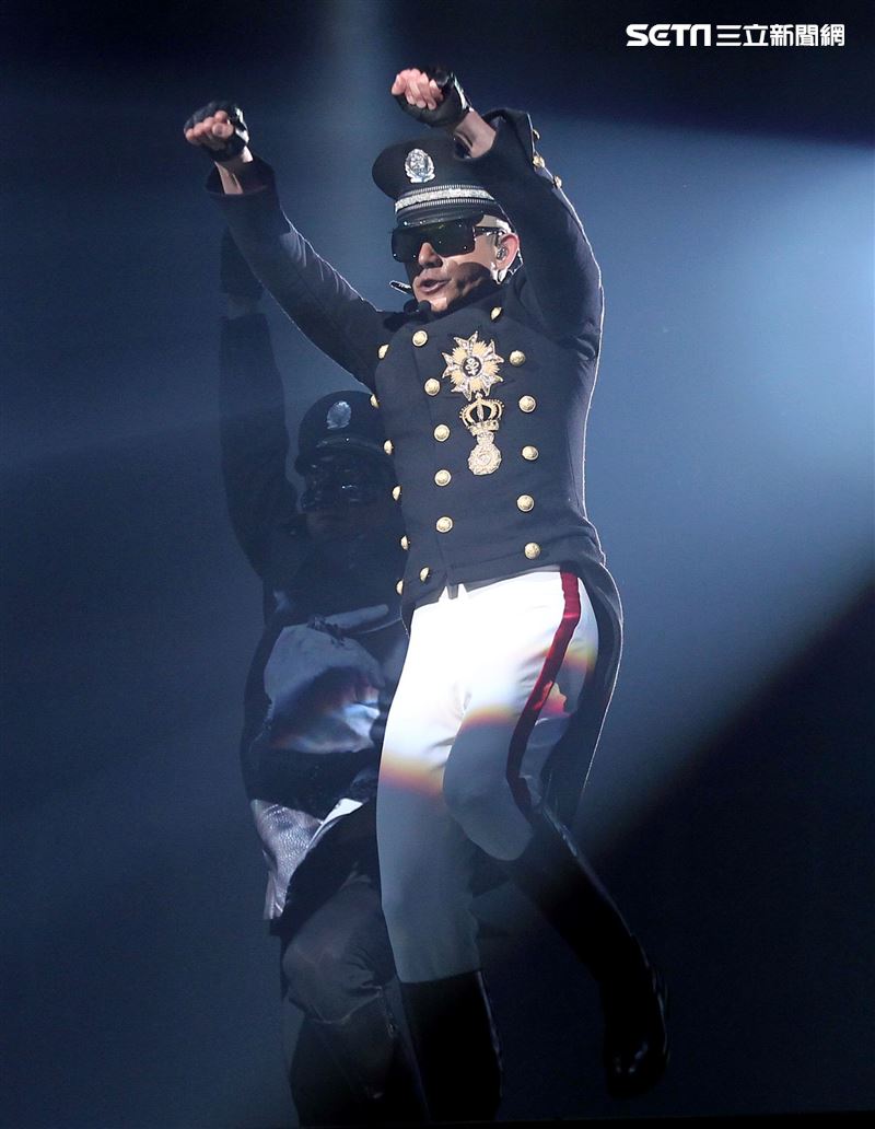 郭富城台北小巨蛋「舞林密碼」演唱會穿透視裝還露點秀胸肌，貨櫃舞台、燈光、勁歌熱舞震撼全場。（記者邱榮吉/攝影）