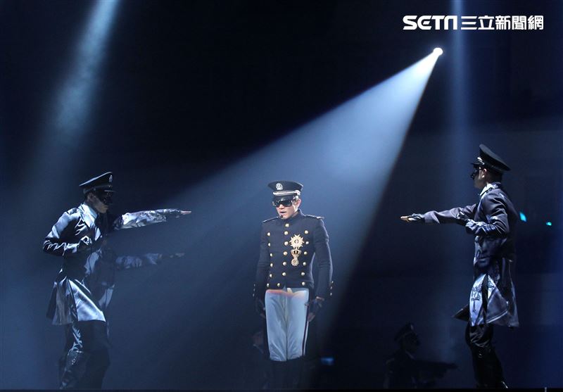 郭富城台北小巨蛋「舞林密碼」演唱會穿透視裝還露點秀胸肌，貨櫃舞台、燈光、勁歌熱舞震撼全場。（記者邱榮吉/攝影）