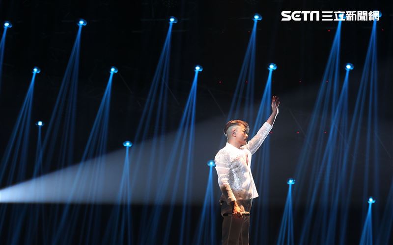 郭富城台北小巨蛋「舞林密碼」演唱會穿透視裝還露點秀胸肌，貨櫃舞台、燈光、勁歌熱舞震撼全場。（記者邱榮吉/攝影）