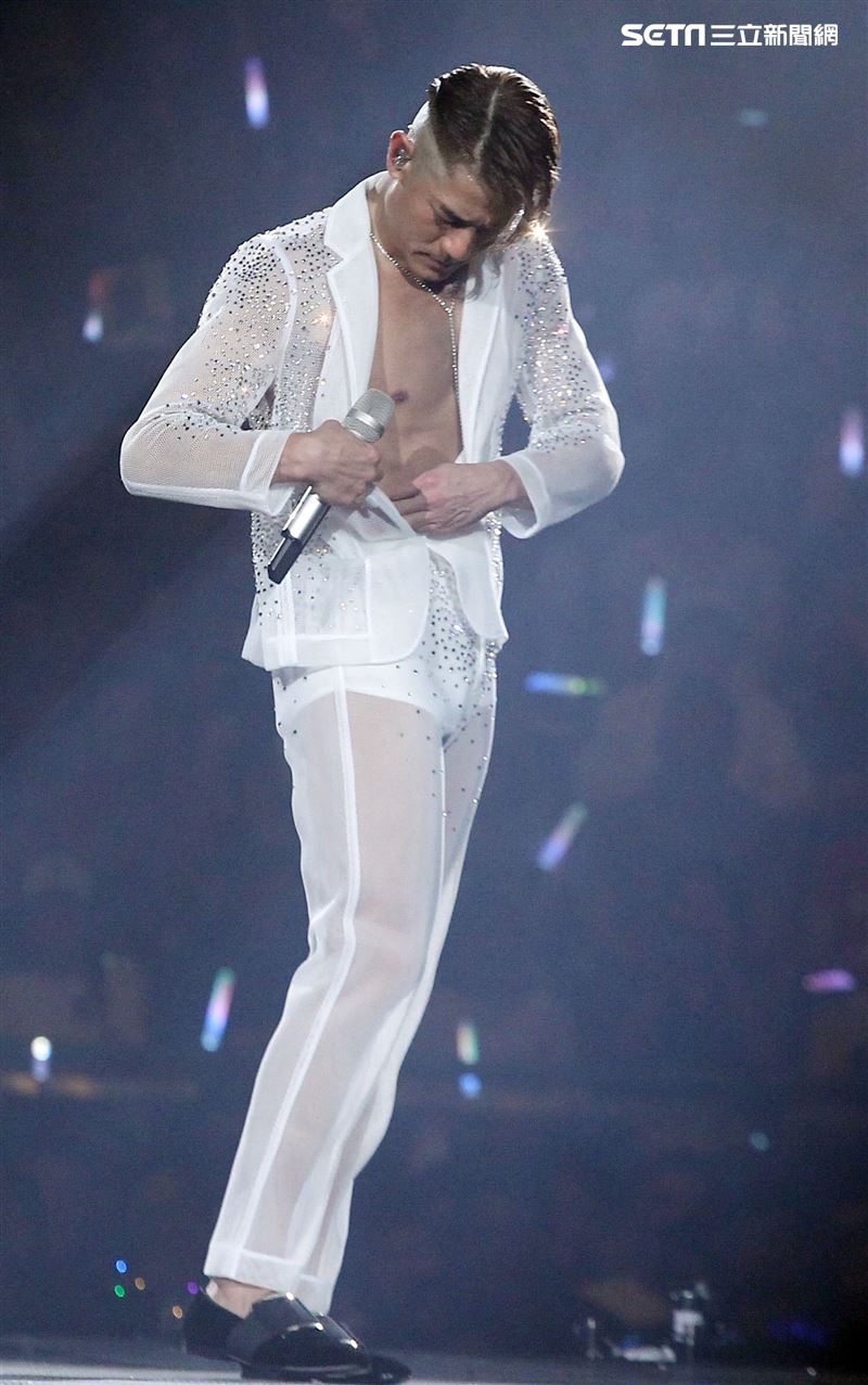 郭富城台北小巨蛋舉辦「舞林密碼」演唱會穿透視裝還露點秀胸肌，貨櫃舞台、燈光、勁歌熱舞震撼全場。（記者邱榮吉/攝影）