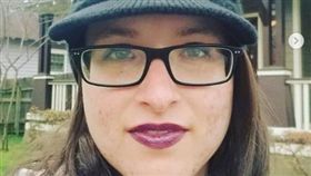 平安夜想跟狗愛愛！她嘿咻不成「搞上狗主人」…下場超慘（圖／翻攝自Rebekah Little IG）