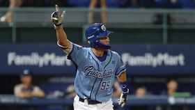 悍將勝桃猿　戴培峰再見高飛犧牲打（1）中華職棒富邦悍將隊15日在新莊球場與Lamigo桃猿隊交手，悍將戴培峰10局下敲出再見高飛犧牲打，幫助球隊以7比6擊敗桃猿。中央社記者張新偉攝　108年9月15日