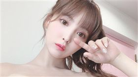 三上悠亞日前才秀出白色比基尼，傲人南半球幾乎炸出。（圖／翻攝自三上悠亞IG）