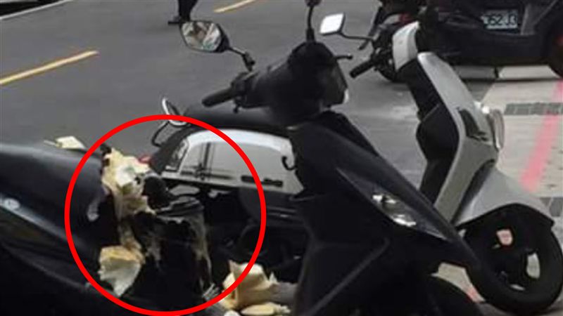 椅墊被炸爛…兇手竟耍無辜一旁等車主