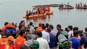 印度觀光船隻翻覆。（圖／翻攝自推特）