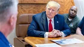 颶風多利安或已遠颺，但美國國家氣象局現在發現，一場政治風暴正朝它襲來。圖為美國總統川普（中）聽取颶風多利安災情簡報。（圖取自twitter.com/realDonaldTrump）