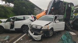 國一林口交流道9車連環撞！7人受傷