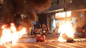 香港警察下午4時多以催淚彈和水炮車在金鐘政府總部外清場後，晚間示威者往灣仔和銅鑼灣方向走，沿途多次焚燒雜物。中央社記者張謙香港攝 108年9月15日