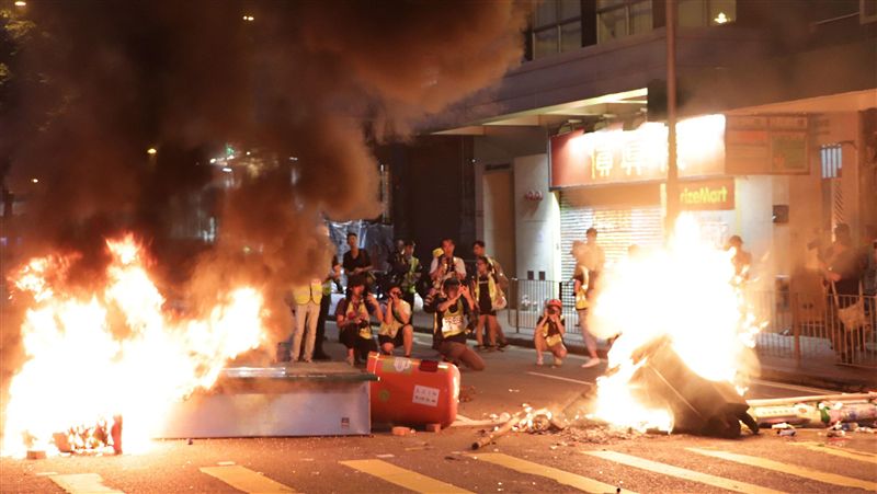 反送中遭強力清場　港夜晚零星衝突多