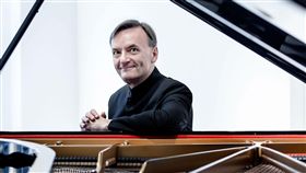 鋼琴家史蒂芬賀夫（Stephen Hough）除了駕馭鋼琴，也擅長繪畫、寫作與創作，幾乎等同藝術全才，這次來台舉行獨奏會，以死亡為曲目主軸，透過樂曲展現作曲家們對於死亡的感懷。（鴻宇國際藝術提供）中央社記者趙靜瑜傳真 108年9月16日