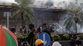 香港民眾包圍政府總部　警察發射催淚彈香港「反送中」示威者15日遊行後占領金鐘的夏愨道，包圍政府總部並射水及彈珠，警察則從內部發射催淚彈軀散。警方事前並未核准15日的遊行。中央社記者張謙香港攝　108年9月15日