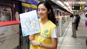 台北捷運,北捷,捷運族,舉牌正妹,背包