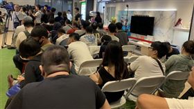 圖／記者谷庭攝,亞太電信排隊愛瘋