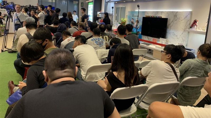 愛瘋11零元優惠！他苦排6天搶頭香