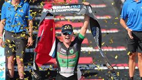 挪威選手艾登（中）日前勇奪法國鐵人三項冠軍，頭上戴著「埔鹽順澤宮」帽子，讓他聲名大噪。（圖取自Gustav Iden IG網頁instagram.com/gustav_iden）