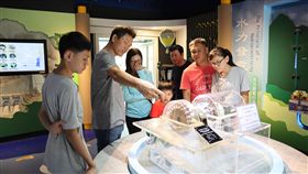 花蓮知名景點慕谷慕魚因路斷封山未修復開通，在檢查哨前，台電公司新設立「木瓜溪文物生態故事館」，館藏東部各廠建廠時期的電力文物、木瓜溪電力發展年代紀事、老照片等，吸引許多民眾參觀。中央社記者李先鳳攝　108年9月16日