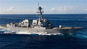 美國導彈驅逐艦韋恩梅爾號13日靠近北京宣稱擁有主權的南海西沙群島島礁。（圖取自維基共享資源，版權屬公有領域）