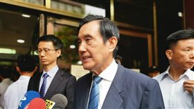 三中交易案  馬英九：對自己清白有信心前總統馬英九（前）等人因三中案被控違反證券交易法，台北地方法院16日傳喚馬英九出庭。馬英九庭訊後受訪表示，事實與真相只有一個，他對自己的清白有信心，對法院的公正有期待。中央社記者林長順攝  108年9月16日