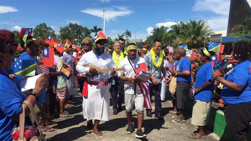 徐斯儉抵索羅門　索國人狂喊愛台灣！