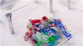 台灣限塑政策已推行17年，但塑膠產量仍緩幅成長，財團法人塑膠工業技術發展中心展示塑膠寶特瓶回收後再利用的處理過程。中央社記者張雄風攝 108年9月16日