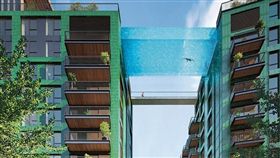 倫敦,豪宅,透明空橋泳池,英國。（圖／翻攝自embassygardens網站）