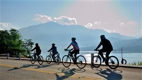 日月潭自行車活動　即日起受理報名日月潭國家風景區管理處11月3日舉辦「日月潭Come!Bikeday」自行車活動，9日宣布受理報名，組別分為30公里環潭挑戰遊、10公里自行車道逍遙遊、兒童滑步車。圖為單車騎士玩日月潭。（日管處提供）中央社記者蕭博陽南投縣傳真　108年8月9日