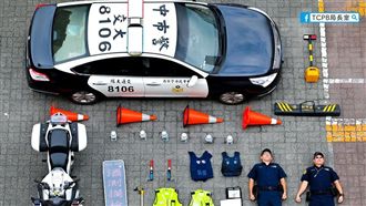 警察真人開箱！網：右下可愛躺好躺滿