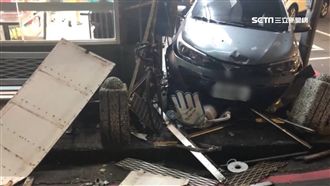 休旅車暴衝進超商　路人生死一瞬間