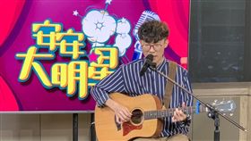 ▲張孟權帶來吉他自彈自唱。（圖／記者陳姿穎攝影）