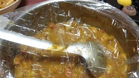 爆廢公社,保鮮膜,浴帽。(圖/翻攝自爆廢公社)