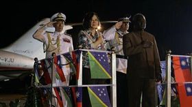 2017年11月總統蔡英文抵達索羅門群島，蘇嘉瓦瑞總理（Manasseh Sogavare）陪同登上受禮台，接受致敬（圖／翻攝自總統府官網）