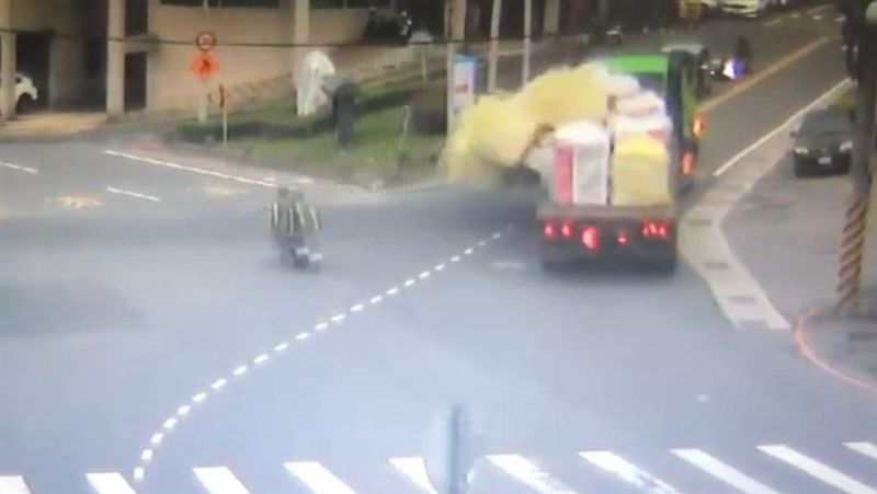 險！貨車過彎磁磚掉落　2機車摔3傷