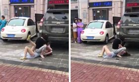 正宮路上遇小三　騎身搧巴掌拉頭撞地（圖／翻攝自微博）