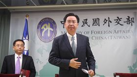 與索羅門斷交  吳釗燮譴責中國影響台灣大選外交部長吳釗燮（前）16日在台北召開國際記者會，宣布中華民國與南太友邦索羅門群島即日起斷交；吳釗燮表示，中國政府透過金錢外交手段，目的就是在打擊台灣，這次更刻意在大選前進行攻擊，影響選舉的企圖昭然若揭，政府予以強力譴責。中央社記者裴禛攝  108年9月16日