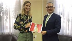 彩繪石虎俄插畫家抵台。（圖／翻攝自Представительство ТМКК в Москве 駐俄羅斯代表處 臉書）