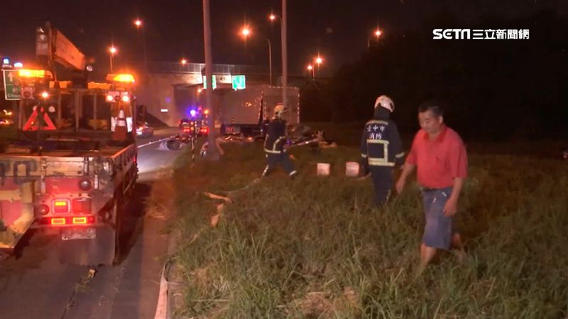 貨車裝載不慎　20化學桶散落阻國道