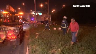 貨車裝載不慎　20化學桶散落阻國道