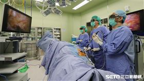 亞洲大學附屬醫院大腸直腸外科主任江驊哲提醒，雖然原位癌和第一期大腸癌復發率低，但仍建議術後1年內做一次大腸鏡檢查。（圖／亞大醫院提供）