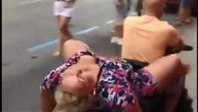 西班牙,酒吧,代駕,碎花女,M字腿（圖／翻攝自KidCookster推特）