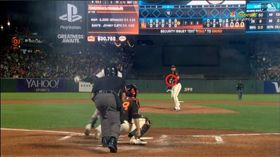 ▲邦加納（Madison Bumgarner）被強襲球擊中胸口竟沒事。（圖／翻攝自MLB官網）