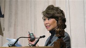 趙小蘭未與家族事業劃清界線  捲入爭議紐約時報報導，美國運輸部長趙小蘭辦公室曾要求讓親屬參加與中國官員的會面，引發倫理問題。圖為趙小蘭2018年4月參加紐約哥倫比亞大學一場頒獎活動。（資料照片）中央社記者尹俊傑紐約攝  108年6月4日