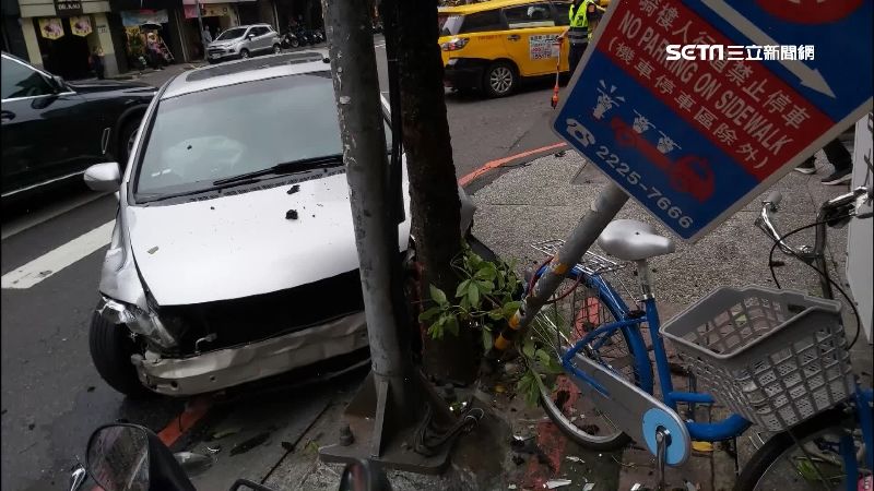 調撥車道要注意！小黃違規慘撞轎車