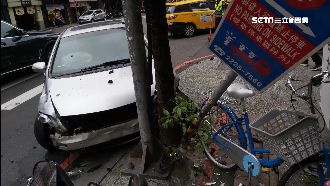 調撥車道要注意！小黃違規慘撞轎車