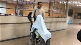 騙扁小子黃琪一反原本病懨懨的模樣，精神大好，但離開法庭時還是用毯子把自己從頭到腳蓋起來，由律師推著輪椅，在法院內引來一陣側目。（圖／記者楊佩琪攝）